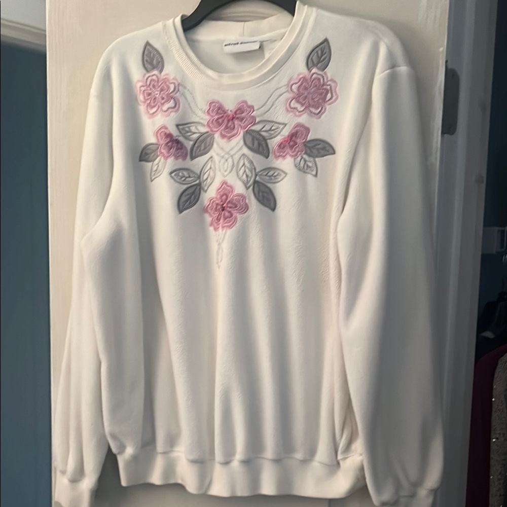 Floral Embroidered White Sweatshirt